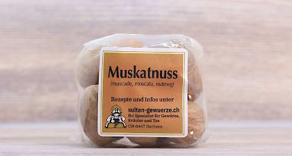 Muskatnüsse ganz